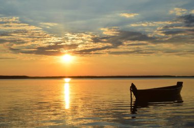 Yaz aylarında göl üzerinden günbatımı