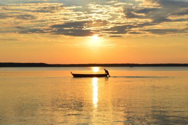 Yaz aylarında göl üzerinden günbatımı