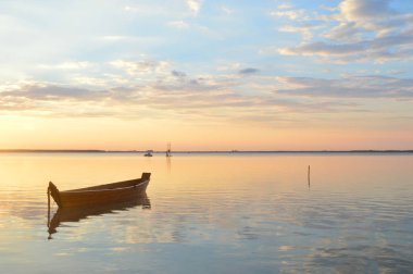 Yaz aylarında göl üzerinden günbatımı