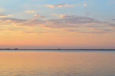 Yaz aylarında göl üzerinden günbatımı