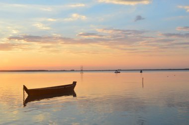 Yaz aylarında göl üzerinden günbatımı