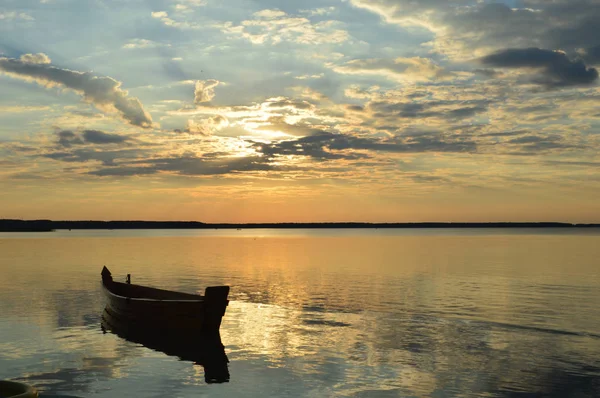Yaz aylarında göl üzerinden günbatımı