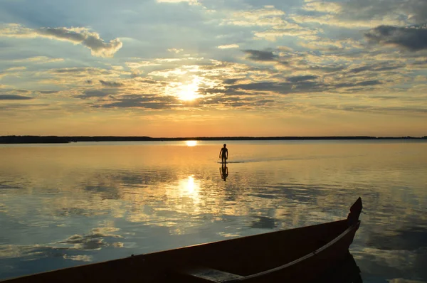 Yaz aylarında göl üzerinden günbatımı