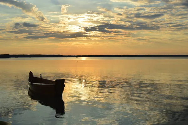 Yaz aylarında göl üzerinden günbatımı