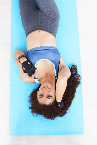 Kız mindere teşkil etmektedir.