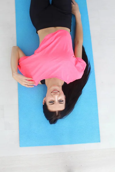 Kız mindere teşkil etmektedir.