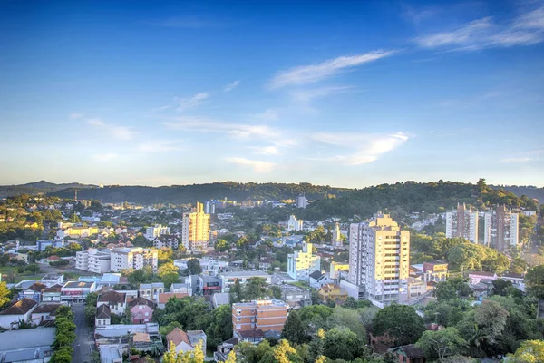 Novo Hamburgo, Rio Grande do Sul, Brezilya-18.04.2018: Kuğu kule otelden şehir görüntüsü