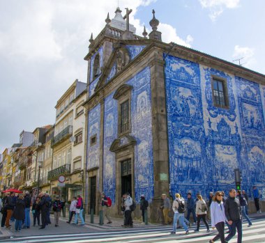 Porto, Portekiz-28/04/2018:Capela das Almas, Şapel ruhların veya Santa Catarina'nın Şapel, onun azulejos için tipik Portekizce süsleme, ünlü Porto kilise sırlı ve seramik dekore edilmiş