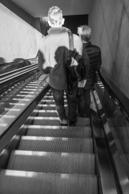 Porto, Portekiz-28/04/2018: İnsanların metroda yürüyen merdiven üzerinde