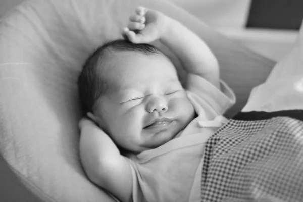 Niña Dormida Edad Dos Semanas Sonriendo Sueño —  Fotos de Stock