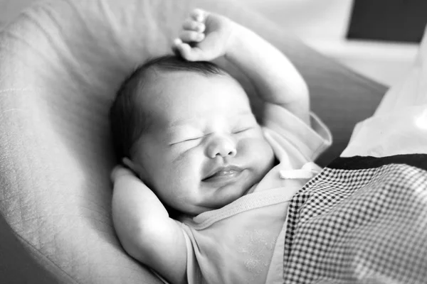 Recién Nacido Dos Semanas Está Durmiendo Dulcemente —  Fotos de Stock