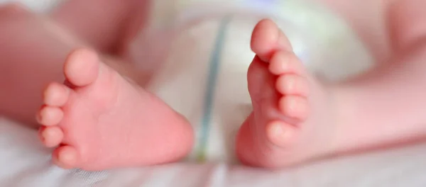 Bebé Chupando Chupete Los Pies Bebé Mes Edad Con Pañales —  Fotos de Stock