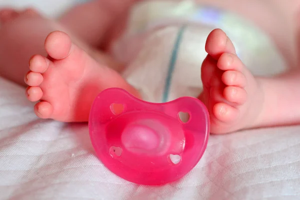 Bebé Chupando Chupete Los Pies Bebé Mes Edad Con Pañales —  Fotos de Stock