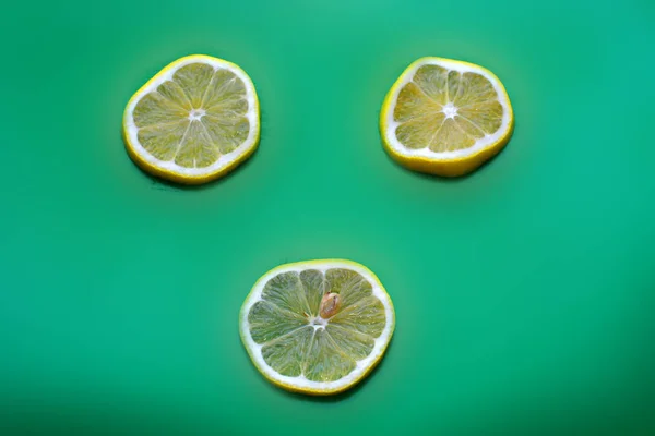 Arka Plan Üzerinde Taze Limon — Stok fotoğraf