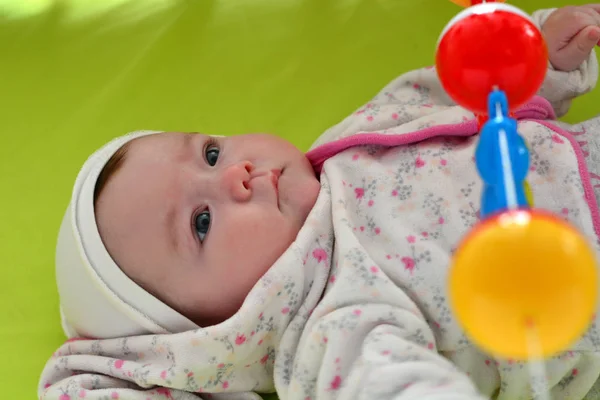 Bebé Pequeño Una Cuna Con Juguetes Edad Meses Incompletos —  Fotos de Stock