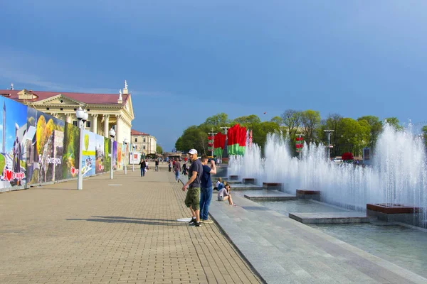 Minsk Belarus 2018 Fontana Sullo Sfondo Del Palazzo Della Cultura — Foto Stock