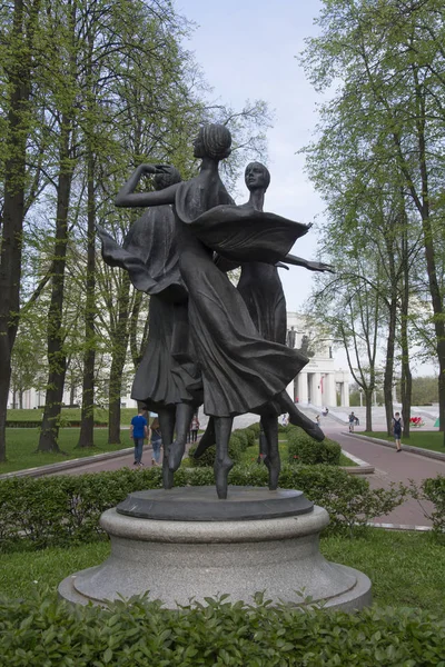 Minsk Fehéroroszország 2018 Monument Táncoló Lányok Park Nemzeti Tudományos Bolsoj — Stock Fotó