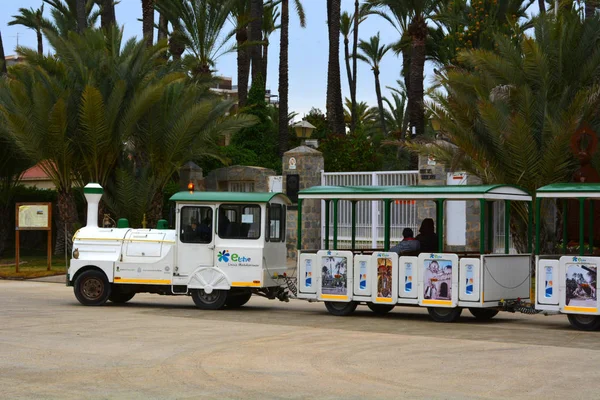 Elche, Alicante, İspanya - 27/04/2017: turist lokomotif ve şehir merkezinde turist sürücüler