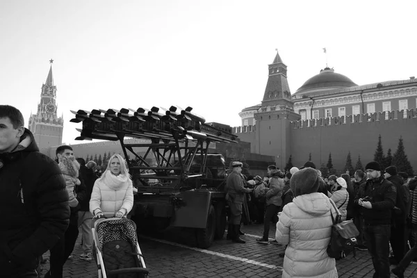 Moscow Rússia Novembro 2018 Pessoas Desfrutando Após Parada Militar Praça — Fotografia de Stock