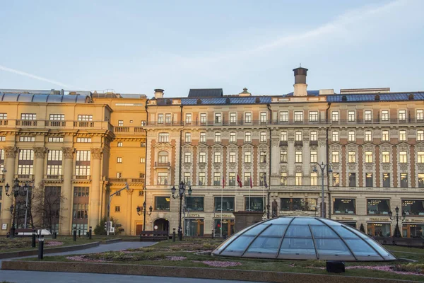 モスクワ ロシア連邦 2018 有名なモスクワ 馬術学校 ロシア モスクワの市内中心部 Manezhnaya 広場の景観 — ストック写真