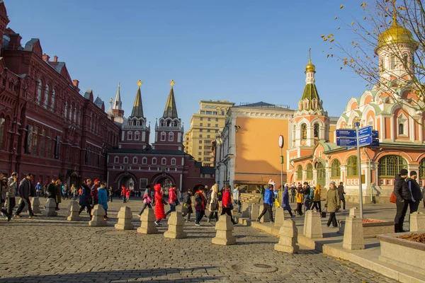 Moscou Rússia 2018 Pessoas Caminham Praça Vermelha — Fotografia de Stock