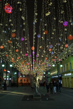 Moskova, Rusya - 07.11.2018: Bronz anıt tremarkable Rus besteci Sergei Prokofiev arasında eski tip streetlamps Kamergersky Lane'de ampuller gece yüzlerce ışıkların altında