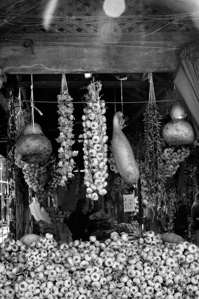 ポルト市場 Mercado 行うボリャオン で販売のためのニンニクをぶら下がっています ポルトガル — ストック写真