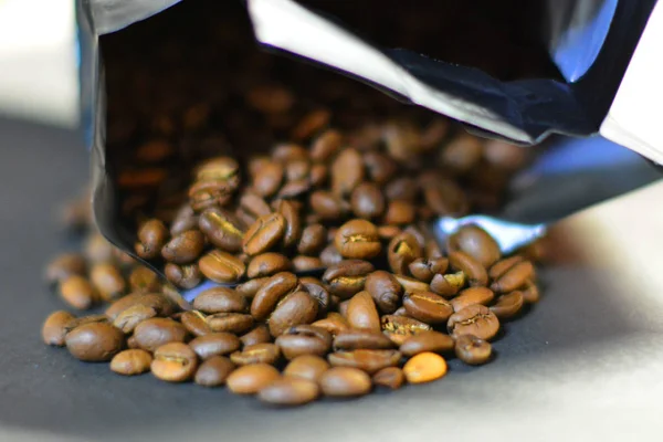 Grãos Café Torrados Castanhos Sementes Fundo Escuro Espresso Escuro Aroma — Fotografia de Stock