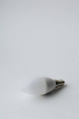 Ampul beyaz, gerçekçi fotoğraf görüntüsünde izole edildi