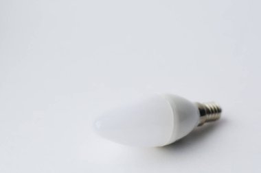 Ampul beyaz, gerçekçi fotoğraf görüntüsünde izole edildi