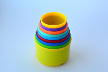 Çocuk oyuncak piramit daireler beyaz bir arka plan üzerinde renkli çok düşük