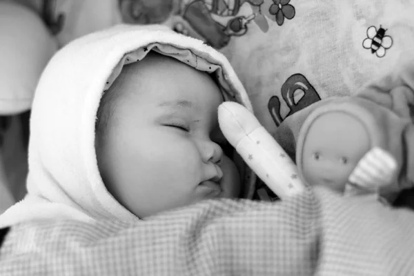 Pequena Menina Meses Dorme Docemente Berço — Fotografia de Stock