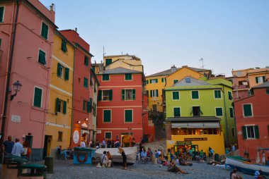 Boccadasse, Cenova, Genova, İtalya - Eylül, 2016: küçük plaj Boccadasse, balıkçılar bölge Cenova banliyölerinde üzerinde güneşin tadını insanlar