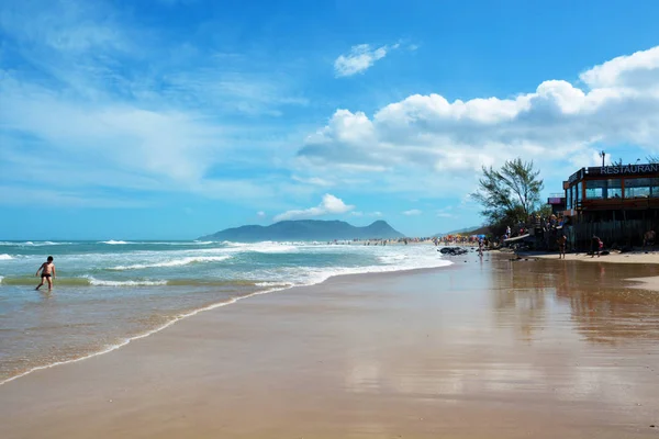 Campeche beach, Florianopolis, Santa Catarina, Brezilya-18/12/2016: insanların zevk plaj tatil