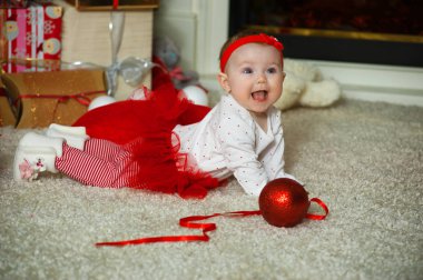 Yeni yıl hediyeleri ile şirin küçük bebek (6 ay)