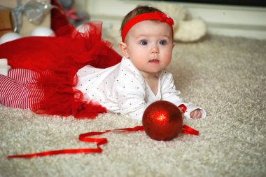 Yeni yıl hediyeleri ile şirin küçük bebek (6 ay)