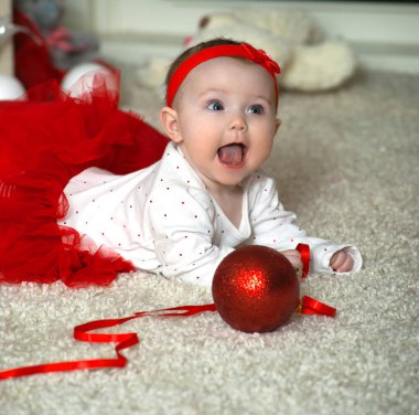 Yeni yıl hediyeleri ile şirin küçük bebek (6 ay)