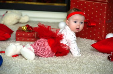 Yeni yıl hediyeleri ile şirin küçük bebek (6 ay)