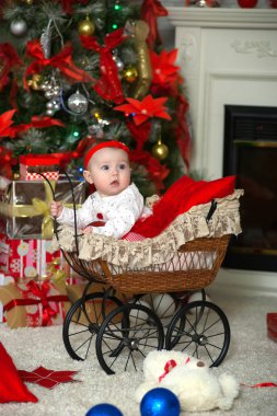 Yeni yıl hediyeleri ile şirin küçük bebek (6 ay)