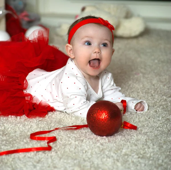 Yeni yıl hediyeleri ile şirin küçük bebek (6 ay)