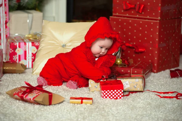 可爱的小宝宝 6个月 与新年礼物 — 图库照片