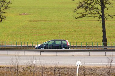 Minsk, Beyaz Rusya - 31.03.2019: şehrin eteklerinde çevre yolunda arabalar