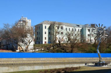 Zybitskaya sokak, Beyaz Rusya'dan Minsk merkezinde terk edilmiş bir binanın görünümü