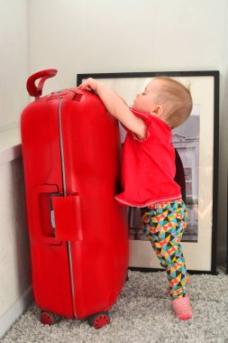 bebek kırmızı bir bavul la seyahat edecek
