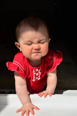 bebek (9 ay) ilk güneşin tadını çıkarıyor