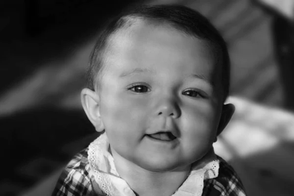 Baby Meisje Portret Tien Maanden Zon — Stockfoto