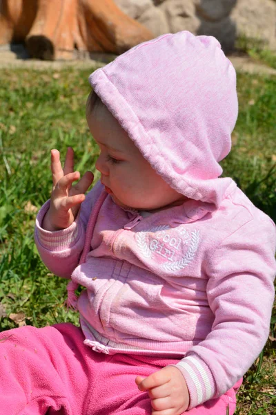 Ten Month Baby Girl Knows World Nature — Stock Photo, Image