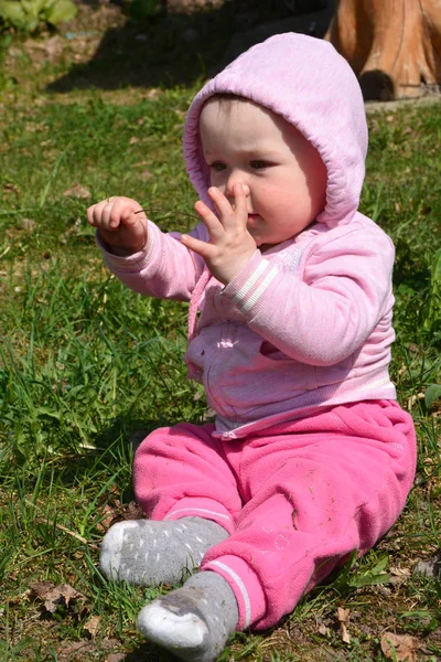 Ten Month Baby Girl Knows World Nature — Stock Photo, Image