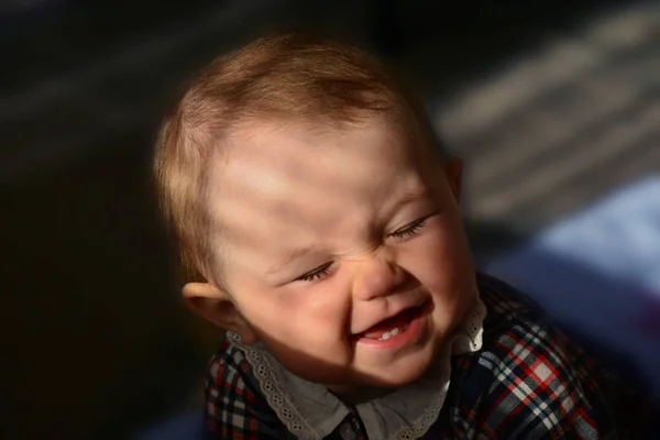 生後10ヶ月の赤ちゃんに2本の歯の笑顔 — ストック写真
