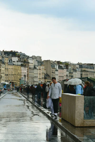 2019 游客在巴黎圣母院附近的市中心散步 — 图库照片